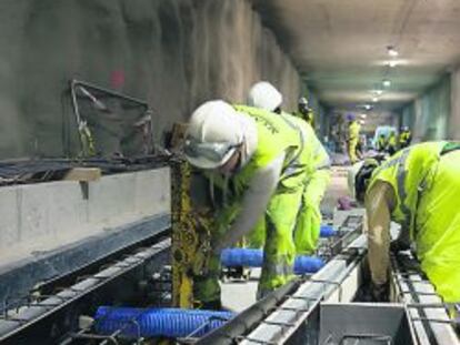 Trabajadores en las obras del metro de Granada.