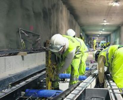 Trabajadores en las obras del metro de Granada.