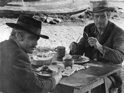 Robert Redford y Paul Newman almorzando en 'Dos hombres y un destino' (1969). Como les pisaban los talones un grupo de tipos para encerrarlos, casi que no repararon en la música ambiental.