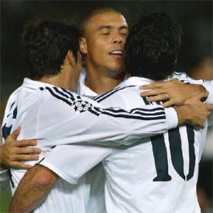 Ronaldo, Figo y Raúl se abrazan tras el gol del brasileño.