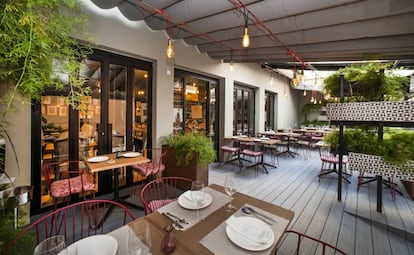 Terraza del restaurante El Gallinero de Sandra, en Sevilla. 