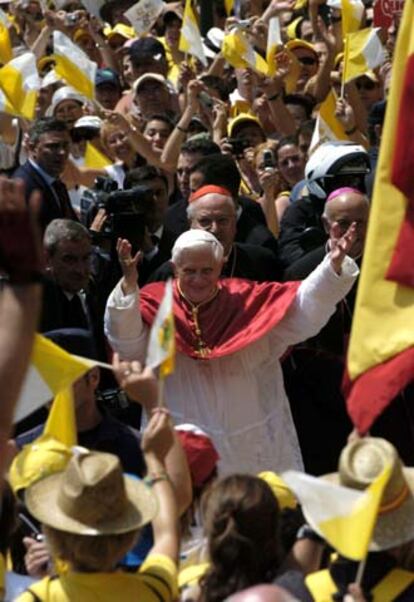 El Papa saluda al público congregado en la plaza de la Reina.