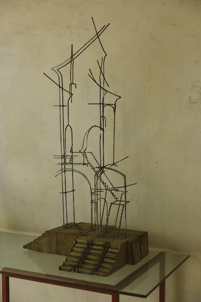 Miniatura en hierro y madera de uno de los proyectos del artista.