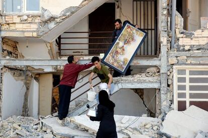 Víctimas del terremoto que asoló la provincia de Kermanshah rescatan sus pertenencias de los edificios dañados en la ciudad de Pole-Zahab (Irán).