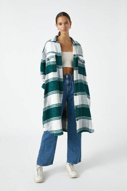 ¿Estás últimamente muy motivada con la ropa de silueta oversize? Te encantará entonces esta versión extra larga con cuadros XL. Es de Pull & Bear y su precio 39,99 euros.