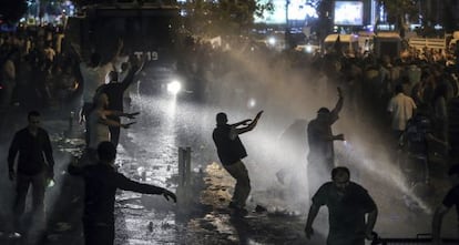 Las autoridades turcas disuelven una manifestaci&oacute;n pro Palestina en Estambul. 