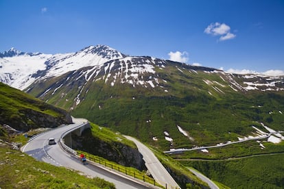 Uno de los recorridos más emocionantes e icónicos del mundo, sobre todo desde la persecución automovilística que James Bond protagonizó al volante de su Aston Martin DB5 en la película 'Goldfinger'. El Puerto de Furka, a 2.431 metros sobre el nivel del mar, une el valle de Ursern, en el cantón de Uri, con el municipio de Goms, en el cantón de Valais (Alpes suizos), en una de las regiones con más nieve de Suiza. Montaña, el glaciar del Ródano y una locomotora de vapor que llena de nostalgia los veranos y que se puede ver desde esta carretera que los turistas recorren en bicicleta, moto, coche o en uno de los autobuses amarillos del servicio postal.