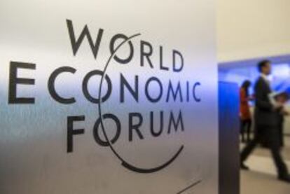 Varios participantes toman un descanso en el primer día de la 44 edición del Foro Económico Mundial que se celebra en Davos.