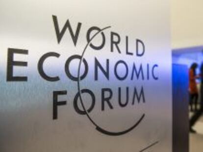 Varios participantes toman un descanso en el primer día de la 44 edición del Foro Económico Mundial que se celebra en Davos.