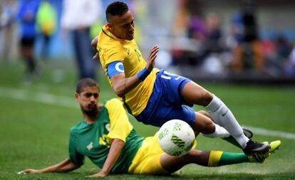 Neymar, derribado en el partido contra Sudáfrica.
