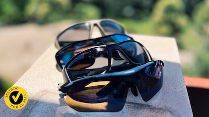 Los 4 pares de gafas sobre un bordillo al aire libre.