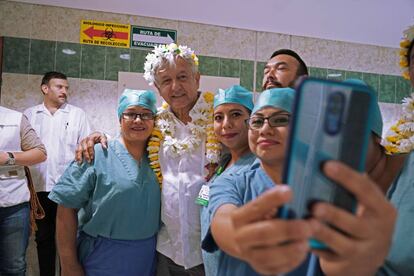 López Obrador visita un hospital rural en Veracruz.