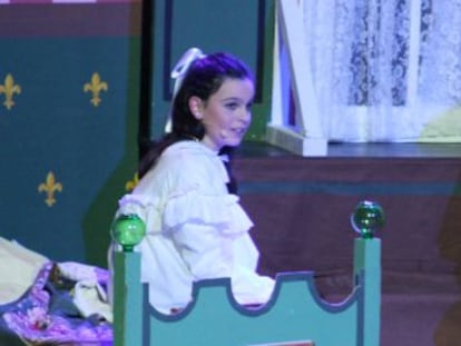 Dos niños interpretan una escena del musical 'Peter Pan'. 