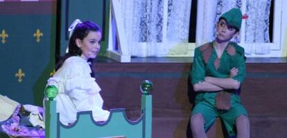 Dos niños interpretan una escena del musical 'Peter Pan'. 