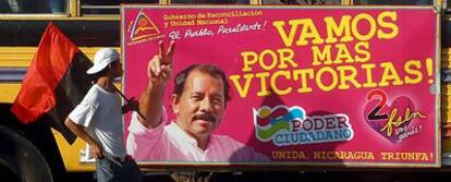 Autobús con un anuncio electoral de Daniel Ortega, el miércoles en Managua.