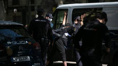 Los agentes registran a un ciudadano durante un dispositivo conjunto de Mossos, Policía Nacional y Guardia Urbana en Barcelona.