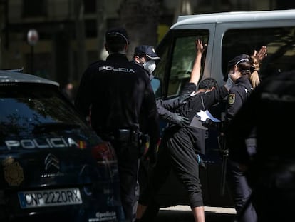 Los agentes registran a un ciudadano durante un dispositivo conjunto de Mossos, Policía Nacional y Guardia Urbana en Barcelona.