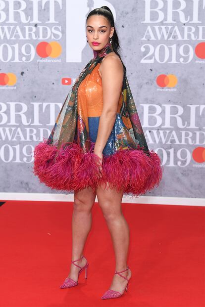 Jorja Smith con uno de los vestidos más originales de los Brit 2019. 16ARLINGTON firma el diseño.