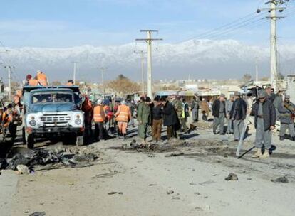 Un atentado suicida contra un minibús al oeste de Kabul ha dejado 16 muertos.