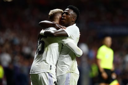 Vinicius Jr. y Fede Valverde celebran el segundo gol del Real Madrid durante el partido contra el Atlético de Madrid este domingo.