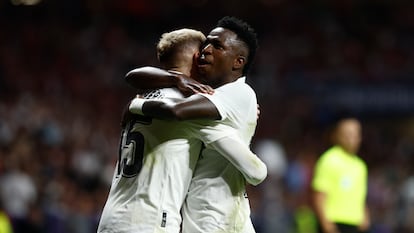 Vinicius Jr. y Fede Valverde celebran el segundo gol del Real Madrid durante el partido contra el Atlético de Madrid este domingo.