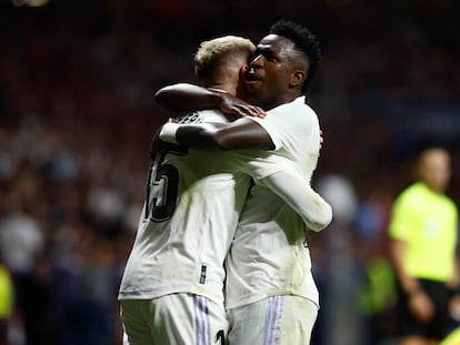 Vinicius Jr. y Fede Valverde celebran el segundo gol del Real Madrid durante el partido contra el Atlético de Madrid este domingo.