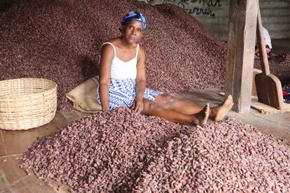 Sateria llegó desde Cabo Verde cuando era muy joven y fue forzada a trabajar en las plantaciones de cacao y café de Santo Tomé. Sigue trabajando en un secadero de cacao a pesar de la edad, y participa en el taller de teatro que reúne a niños y ancianos para romper estereotipos y transmitir el forro.