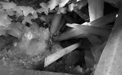 Una persona rodeada por cristales de yeso en la mina de Naica, en el estado de Chihuahua (México).
