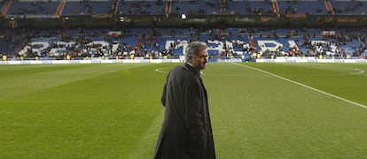 Mourinho, en el césped del Bernabéu antes del encuentro.