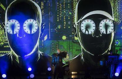 Espectacular montaje de los Pet Shop Boys, ayer en los jardines del Palacio de Pedralbes de Barcelona.