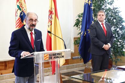 El presidente del Gobierno de Aragón, Javier Lambán (izquierda), el pasado martes en un acto con el presidente de Correos, Juan Manuel Serrano.