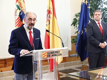 El presidente del Gobierno de Aragón, Javier Lambán (izquierda), el pasado martes en un acto con el presidente de Correos, Juan Manuel Serrano.