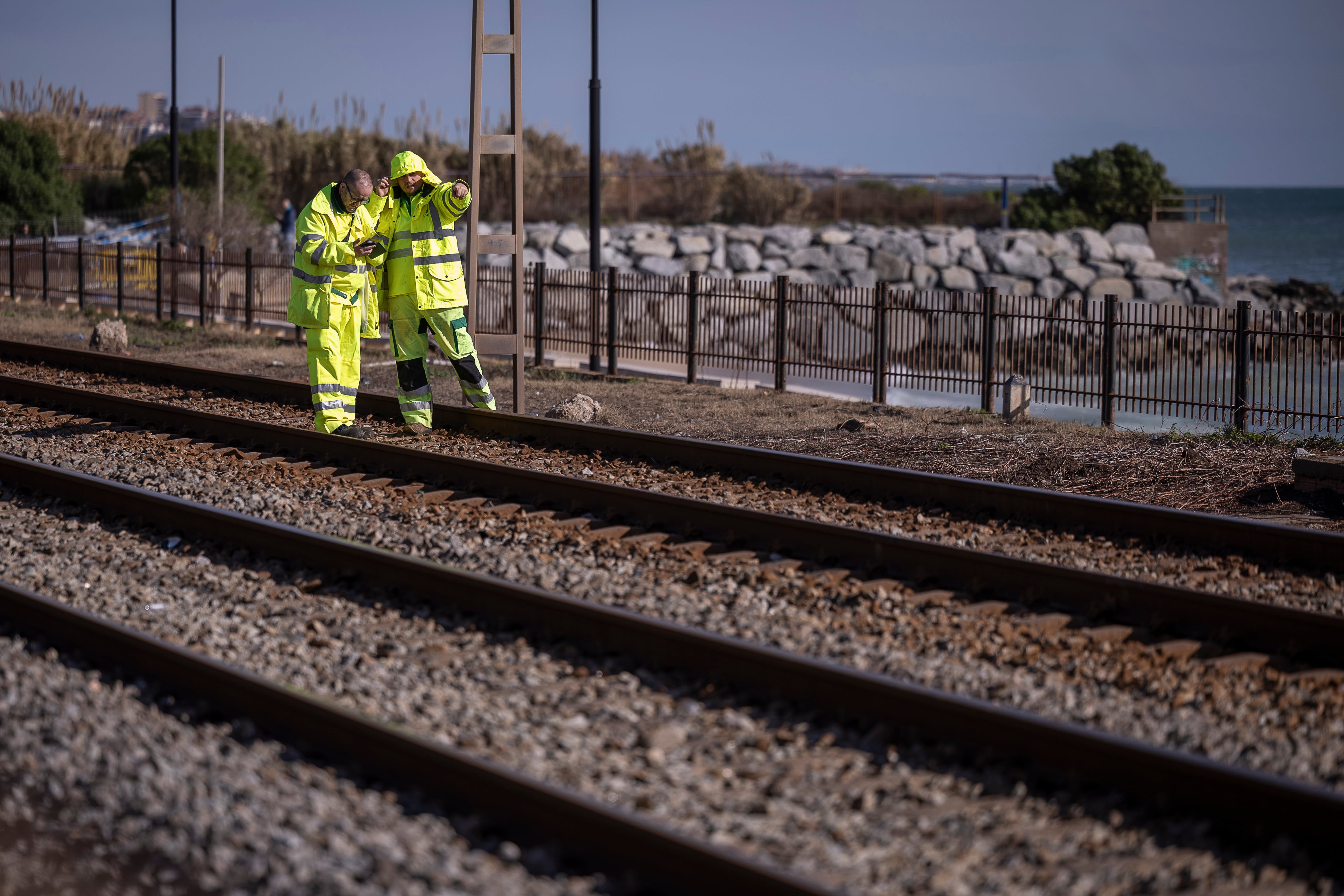 Dos técnicos de Adif revisan el estado de las vías. 