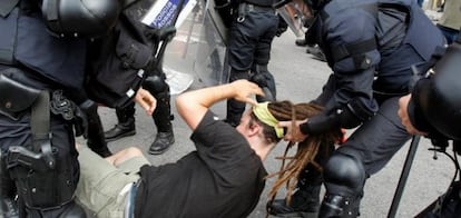 Los Mossos d'Esquadra han cargado hoy contra los "indignados" de plaza de Cataluña de Barcelona