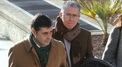 El exconsejero Francisco Granados, a la derecha, llega a la Audiencia Provincial para declarar en el juicio del 'caso espías', este viernes.