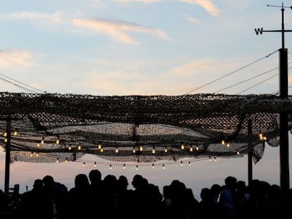 El restaurante Tartan Roof se llena al atardecer en la terraza del Círculo de Bellas Artes de Madrid.