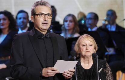 La presidenta de la Academia de Cine, la inglesa Yvonne Blake, y el vicepresidente primero, Mariano Barroso, durante su discurso en la gala de los Premios Goya.