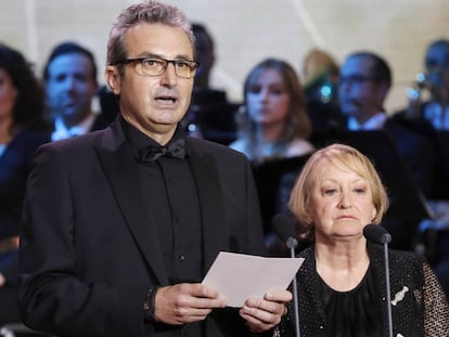 La presidenta de la Academia de Cine, la inglesa Yvonne Blake, y el vicepresidente primero, Mariano Barroso, durante su discurso en la gala de los Premios Goya.