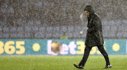 Eduardo Berizzo camina bajo la lluvia tras el partido de Copa contra el Alavés.