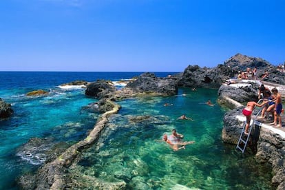 Piscinas naturales en el mar formadas por la lengua de lava que arrasó Garachico en 1706.