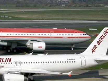 Aviones de Air Berlin y de LTU en el aeropuerto de Düsseldorf (Alemania).