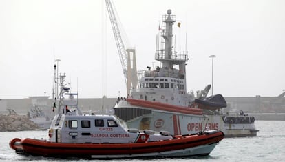 El barco de la ONG Proactiva Open Arms, este sábado en el puerto de Pozzallo (Italia).