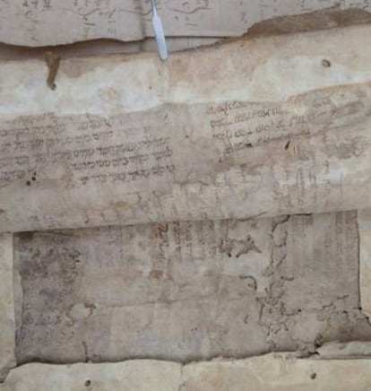 Libro de cuentas manuscrito del siglo XV en cuya cubierta hay capas de papel con escritura hebrea y latina.