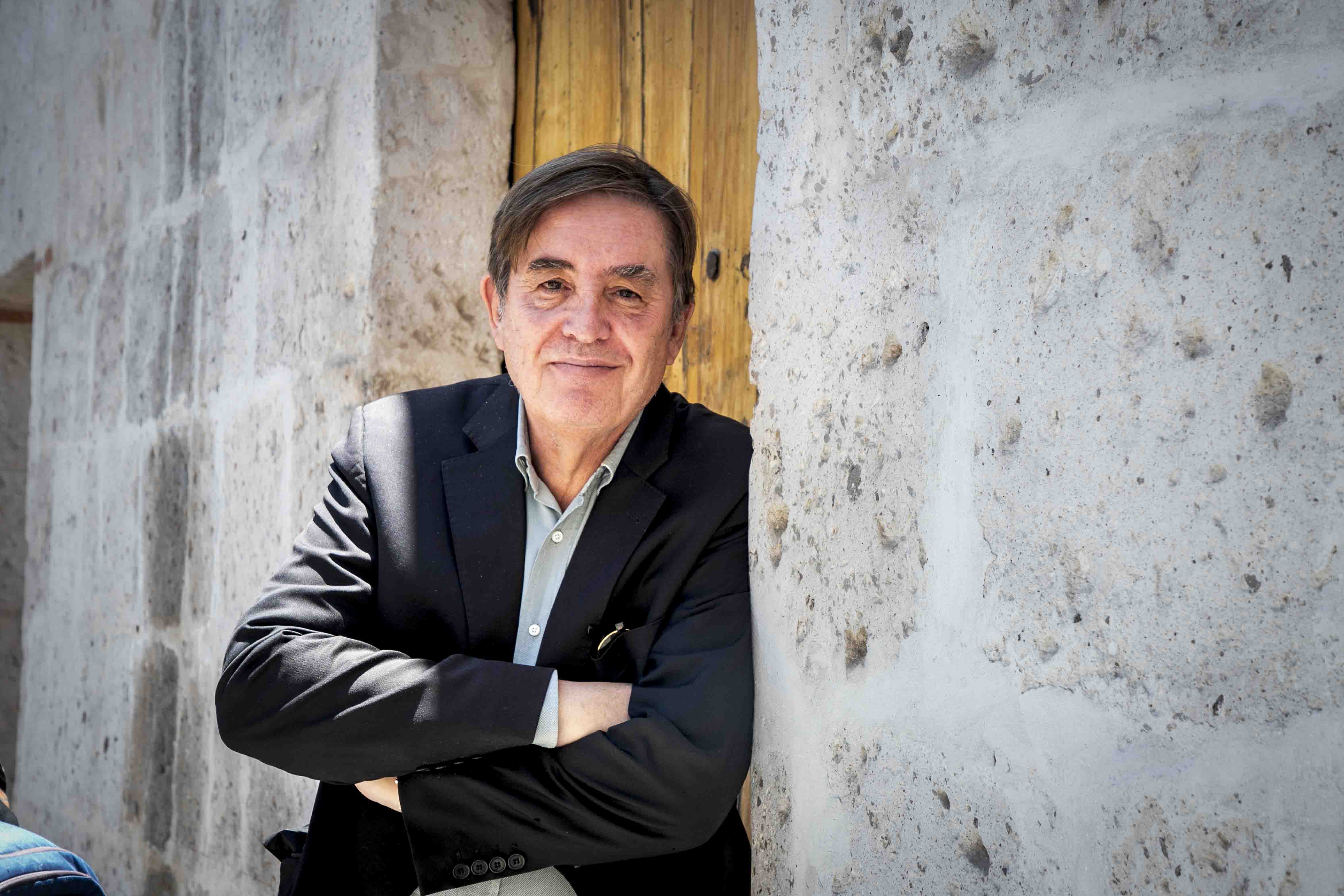 El director del Instituto Cervantes, Luis García Montero, en la Biblioteca Mario Vargas Llosa, en Arequipa, el 13 de octubre del 2015.