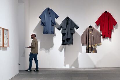 Un hombre, esta mañana ante varias de las obras, incluyendo vestidos, expuestas en el Reina Sofía.