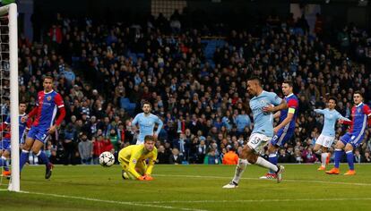 Gol de Gabriel Jesus, que abri&oacute; el marcador en el partido entre City y Basilea.