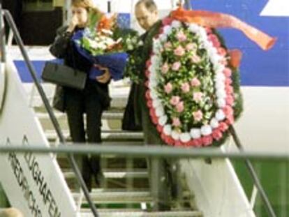 Los familiares de las víctimas rusas que murieron en el accidente aéreo en su llegada a Friedrichshafen.