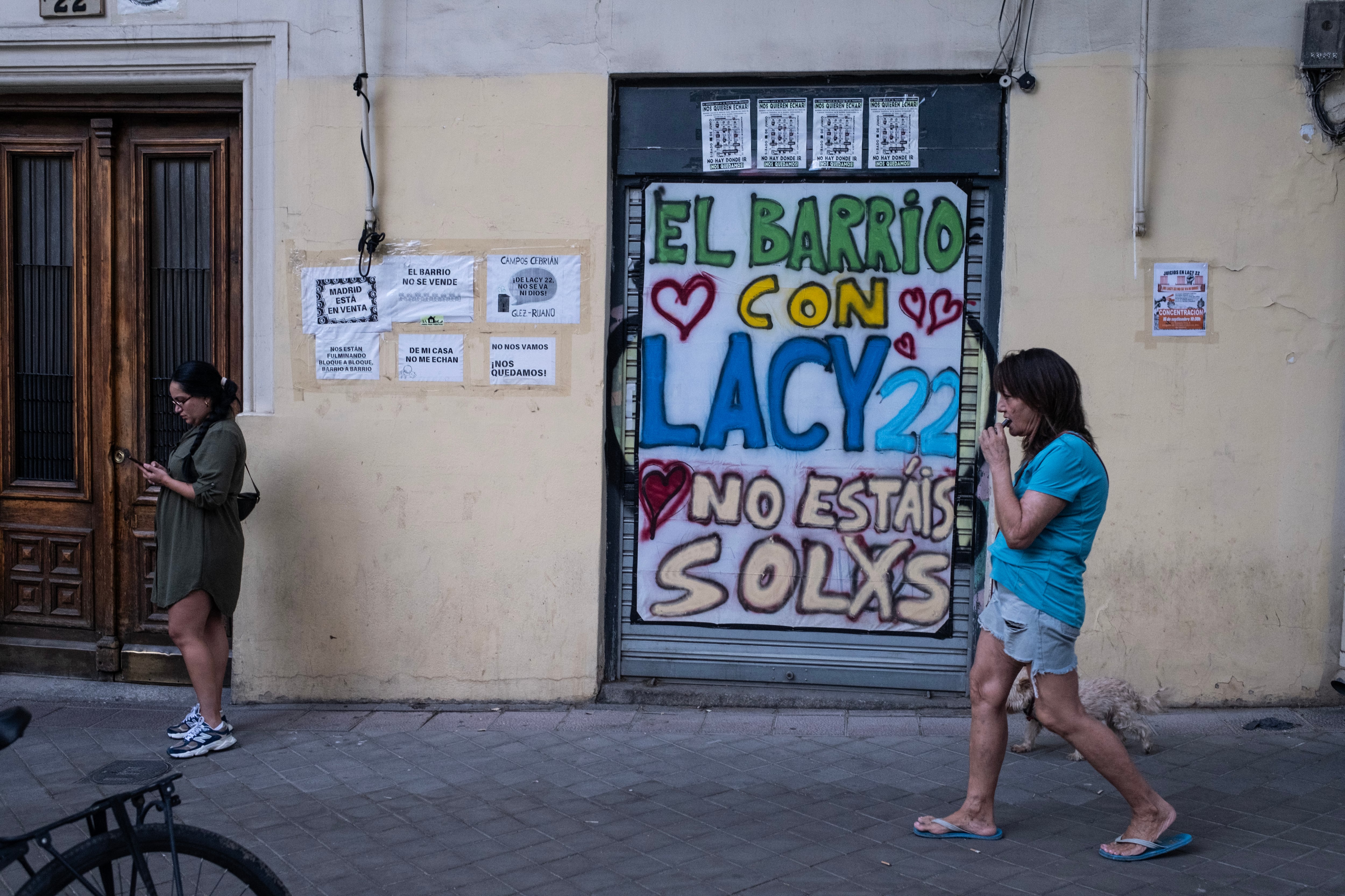 Pancartas de apoyo a los vecinos en la fachada del edificio General Lacy, 22. 
