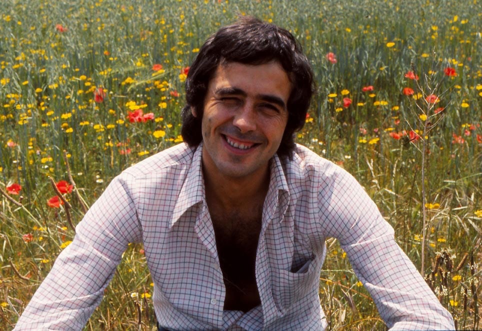 El cantautor universal Joan Manuel Serrat: de la Barcelona de barrio al exilio en México