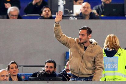 Totti saluda a la afición romanista.